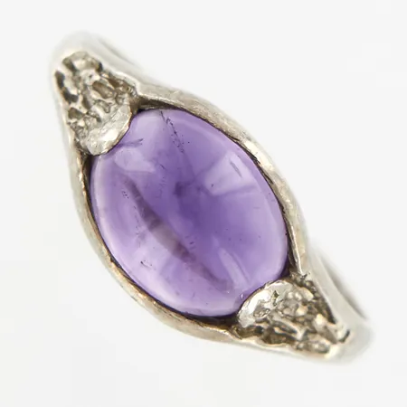 Ring med lila sten, stl 17½, bredd framtill ca 8mm, sliten skena, 925/1000 Silver Vikt: 2,4 g