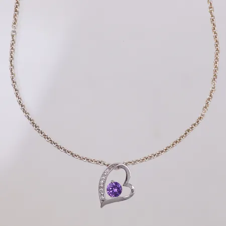 Kedja, längd 46cm, hänge/hjärta med lila sten längd 17,9mm, 925/1000 silver Vikt: 8 g