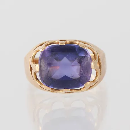 Ring med lila sten, Heribert Engelbert Stockholm 1964, storlek 17 ½ mm, bredd 3.1-12.3 mm, 18k. Vikt: 4,7 g