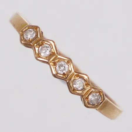 Ring, vita stenar, stl 17¼, skev, 18K  Vikt: 1,3 g