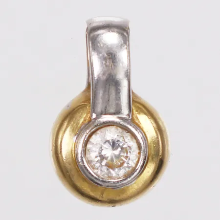 Berlock, tvåfärgad, vit sten, längd ca 15mm inkl ögla, bredd 11mm, mindre ojämnhet på ögla, 18K Vikt: 3,8 g