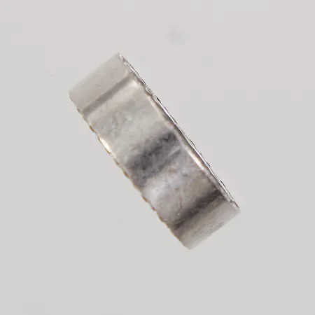 Ring, stl 18, bredd 7mm, briljantslipade diamanter 40x 0,01ct + svarta diamanter 40x 0,01ct, flertalet nagg, vitguld, GBA, 18K, Vikt: 10,6 g