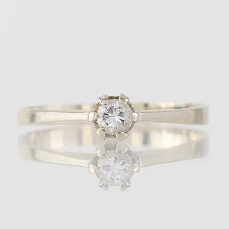 Ring med diamant på 0.19 ct enligt inskription, storlek 18 ¾ mm, bredd 2.3-4.9 mm, ej stämplad, 18k. Vikt: 2,1 g