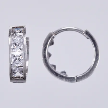 Ett par örhängen med vita stenar, Ø ca 11mm, bredd: ca 4mm, silver 925/1000  Vikt: 2,2 g