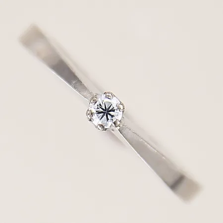 Ring med diamant ca 0,05ct, stl 16¾, bredd 1,8-2,8mm, vitguld, 18K Vikt: 2 g