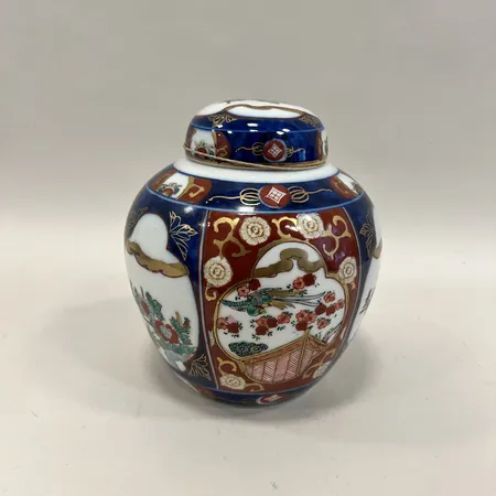 Bojan med lock, höjd ca 18cm, Porslin, modern tillverkning, handmålad, märkt GoldImari Handpainted, nagg i botten. Skickas med postpaket.