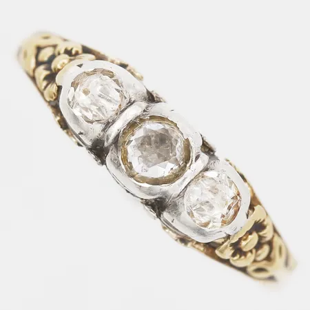 Ring med vita stenar, infattningar i silver, stl: 16½, dekorativ skena i 18K guld. Vikt: 2 g