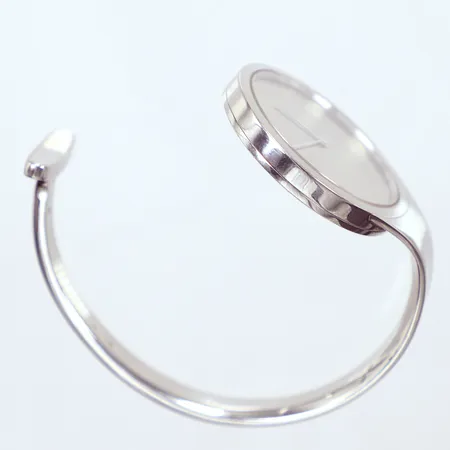 Damur, Georg Jensen, VIVIANNA boett 33mm, storlek M,  spegelurtavla, Rostfritt stål Designår: 1969 Urverk: Swiss Quartz (ETA E61.031)Funktioner: Timmar, Minuter Precision: +/-2-3 minuter per år, Vattentäthet: 5 ATM, Klockbottens diameter: 27 mm Klockbottens höjd: 7 mm, Klockbottens material: Rostfritt stål 316L, Baksida: Skruvboett Krona: Tryckboett Glas: Konvex, dubbel safir Urtavla: Urtavla i spegelglas, box, nypris ca:19000kr