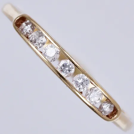 Ring med 7 diamanter, totalt 0,25ctv, stl: 18½, bredd: ca 1-2,5mm, 18K Vikt: 1,3 g