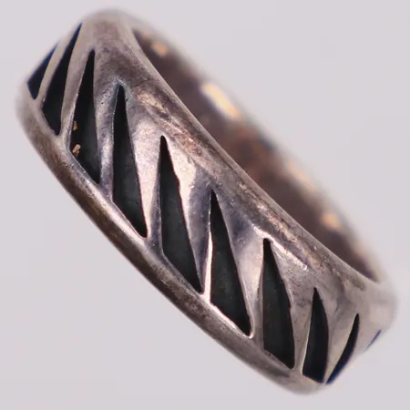 Ring, stl 23, bredd 9,4mm, 925/1000 silver Vikt: 17,5 g