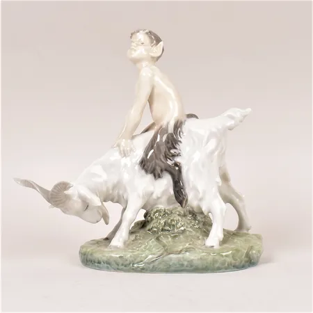 Figurin porslin, föreställande Pan, nr 737, formgiven av Christian Thomsen för Kunglig Dansk, Danmark, höjd 20cm. Skickas med postpaket.