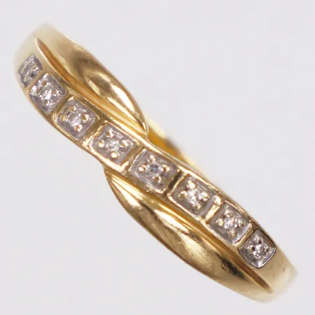 Ring, diamanter 8xca0,005ct, stl 18¾, bredd 2-5mm, 18K Vikt: 2,6 g