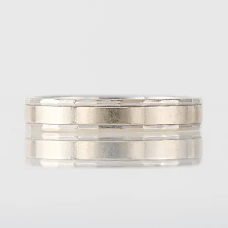 Ring med gravyr, vitguld, storlek 18 ¾ mm, bredd 4 mm, 18k. Vikt: 4,9 g