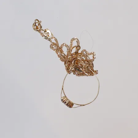 Diverse guld, med stenar, defekt, skevt 18K Vikt: 3,7 g