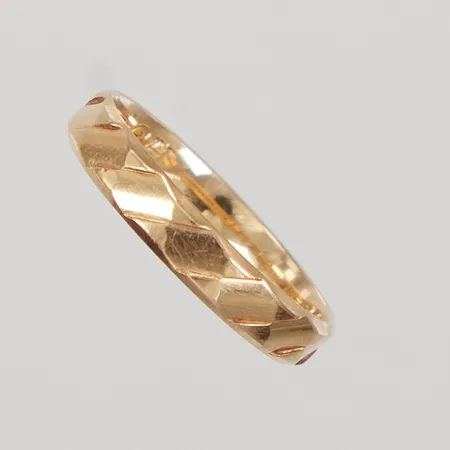 Ring, stl 19½, bredd 3,9mm, mönsterdekor, gravyr, 18K,  Vikt: 3,6 g