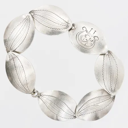 Armband med dekor i relief, längd: 19cm, bredd: 19mm, Acke R. Tötterman, Gävle 1955, åldersbetingat bruksslitage, silver.  Vikt: 24,5 g