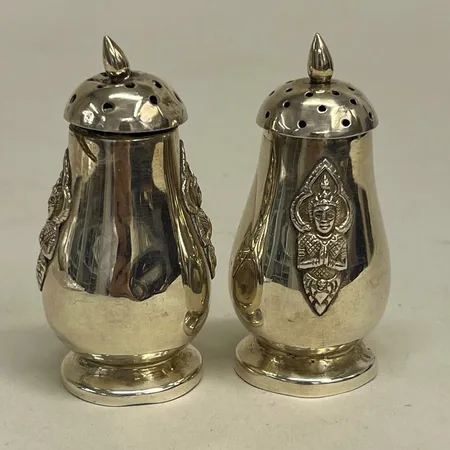 Ett par kryddkar med lock, ett lock sitter fast, höjd ca 60mm, Thailand, bucklor, 925/1000 silver Vikt: 42,3 g