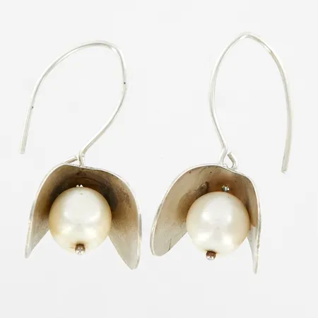 Ett par örhängen med odlade sötvattenspärlor, ca 40mm, stämplade Lill, 925/1000 Silver Vikt: 7,7 g