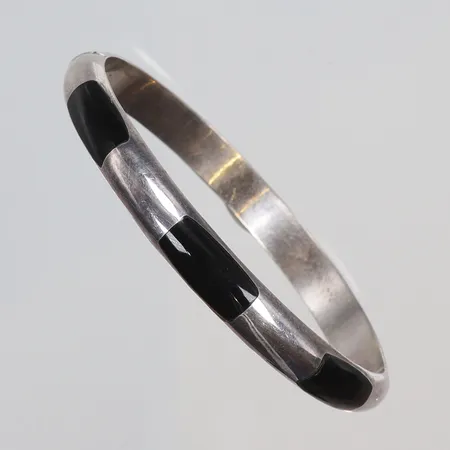 Armring med svart emalj, öppningsbar Ø60mm, bredd 7mm, OSAB, silver 925/1000 Vikt: 10,5 g