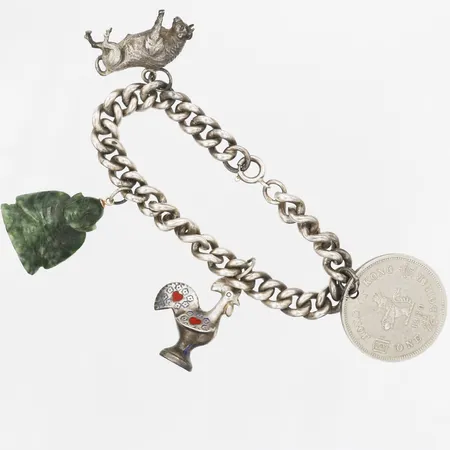 Armband med berlocker, Buddha-berlock i jade & mynt-berlock i koppar, längd: 38cm, bredd: 8mm, troligtvis franska stämplar, 835/1000 silver. Vikt: 43,5 g