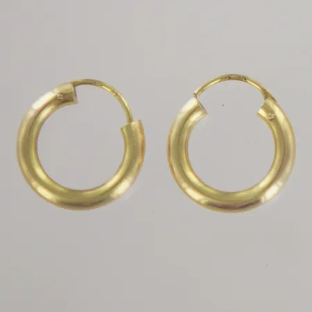 Ett par örhängen, Diam 1 cm, bredd 3 mm, 18K, 2 gr Vikt: 2 g