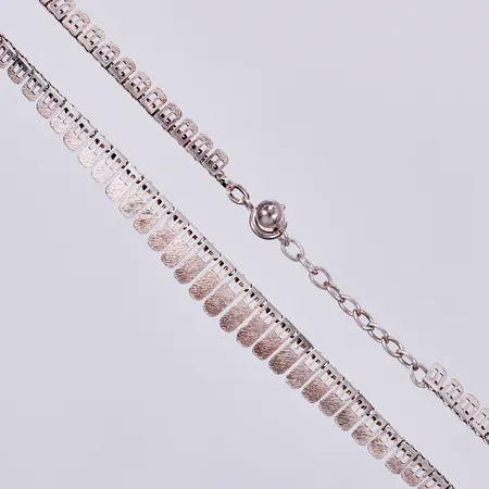 Collier, längd: ca 45cm, justerbart. bredd: ca 5-11mm, 835/1000, silver Vikt: 17,3 g