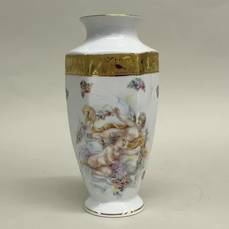Vas, höjd 26,5cm, T. Limoges, Italien, motiv med änglar, porslin med gulddekor Skickas med paket.