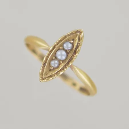 Ring med pärlor, diam 17 mm, höjd1 3,6 mm, 18K Vikt: 1,9 g