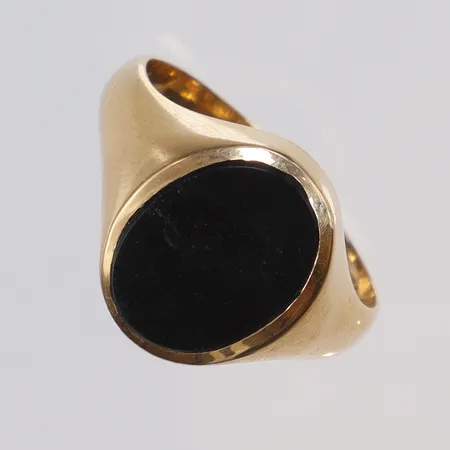 Klackring med svart sten stl 19, gravyr, GD&Co Malmö, 18K Vikt: 6,8 g
