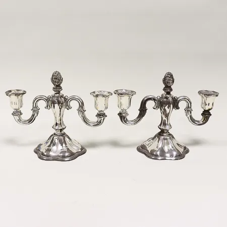 Ett par kandelabrar, tvåarmade, höjd ca 180mm, bredd ca 230mm, fylld botten, bruttovikt 872,5g, sterling, svensk importstämpel, silver 925/1000.