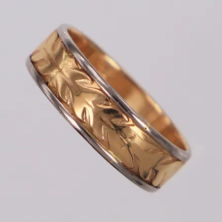 Ring, stl 19¼, bredd 6mm, detaljer i stål, gravyr, 18K,  bruttovikt  6,1g 
