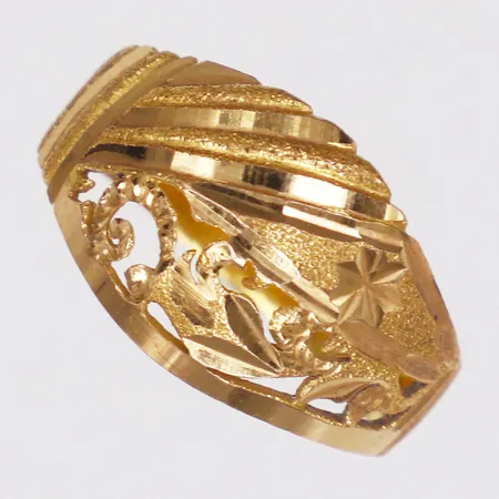Ring, genombruten dekor, stl 18, bredd 3,2-11,6mm, skev, 18K Vikt: 2,4 g
