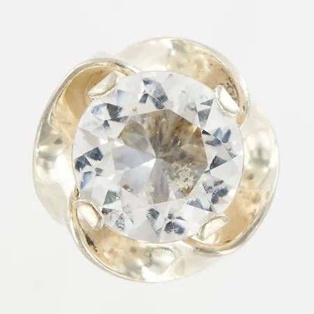 Ring med vit sten, justerbar storlek, Alton, bredd framtill ca 21mm, 925/1000 Silver Vikt: 10,3 g