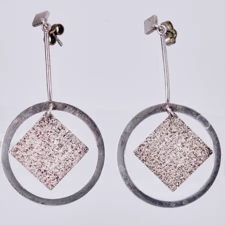 Ett par örhängen, 5,5cm, bredd: ca 1-28mm, ostämplade, silver Vikt: 8,2 g
