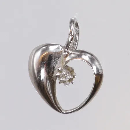 Hänge hjärta i vitguld med diamant 1xca0,015ct 11x14mm inklusive hängöglan, 18K Vikt: 0,8 g