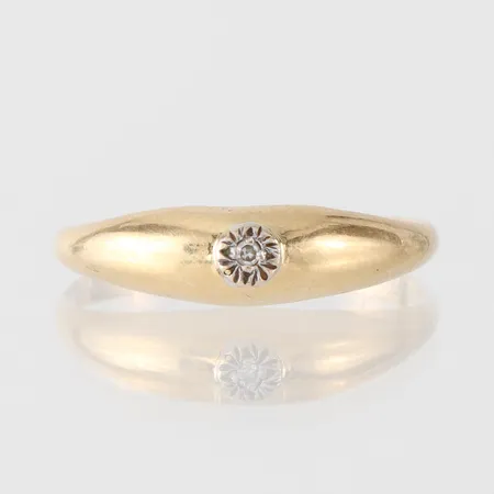 Ring med liten diamant, Guldfynd AB, storlek 16 ½ mm, bredd 1.7-4.7 mm, 18k. Vikt: 1,1 g