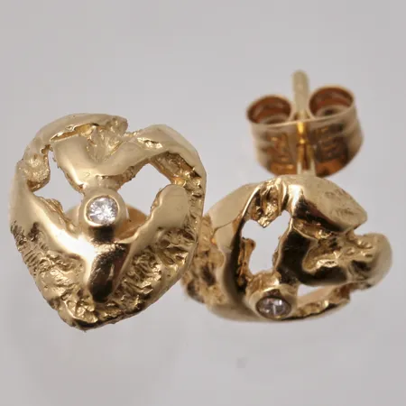 1par örhängen i 18K guld, mått 7,9x9mm, 1st diamant/örhänge, mått Ø1mm, tillverkad av Bengt Hallberg, vikt 1,55g.