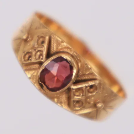 Ring med röd sten, stl 16¾, bredd 3,5-7,6mm, stenar saknas, 18K Vikt: 2,1 g