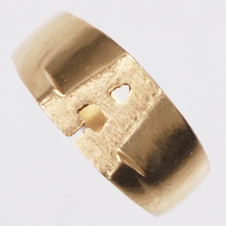 Klackring, bokstav A, stl 18½, bredd 4-9mm, bucklig, skev, 18K Vikt: 5 g