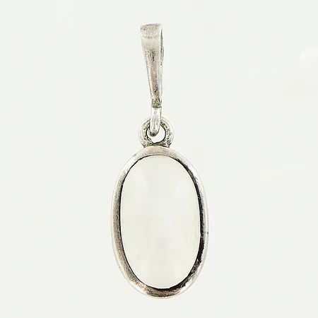 Hänge med vit sten, 25x9mm, ostämplad, silver. Vikt: 1,6 g