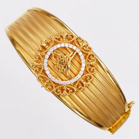 Armband, stelt, vita stenar, Øca65mm, bredd 9-27mm, skev, 21K Vikt: 23,9 g
