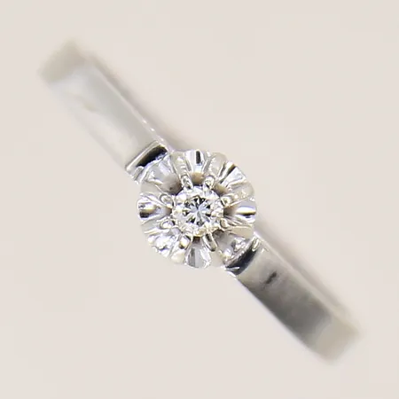 Ring med diamant ca 0,005ct, stl: 16, bredd: 1,9-4,8mm, vitguld, 18K Vikt: 1,8 g