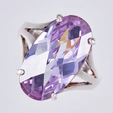 Ring med färgad sten, stl: ca 18, bredd: ca 2,5-20mm, 925/1000 silver Vikt: 8,7 g
