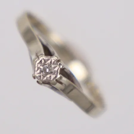 Ring med diamant ca 0,01ct, stl 14¾, bredd 4mm, Guldfynd, skev, nagg, vitguld, 18K Vikt: 1 g