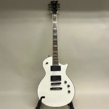 Elgitarr, LTD Deluxe, Korea, EC-1000, snr: R0815606, en sträng saknas, sladdar, axelrem, mjukt Fender-fodral Skickas med Bussgods eller PostNord