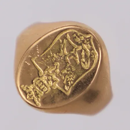 Klackring med vapensköld, stl 15½, bredd ca 3-15,5mm, 18K  Vikt: 11,1 g