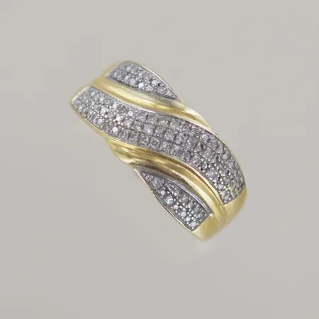 Ring med diamanter, Ø 18¾ mm, bredd 9 mm, 18K Vikt: 3,2 g