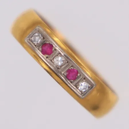 Ring med röda stenar och diamanter ca 0,06ctv, stl 16¾, bredd 4mm, gravyr, skev, 23K Vikt: 3,4 g