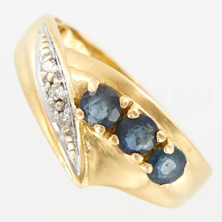 Ring med safirer och diamanter 3x0,01ct, stl 15½, bredd framtill 13mm, 18K Vikt: 2 g