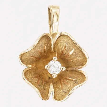 Hänge i form av en fyrklöver med vit sten, höjd: 17mm, bredd: 12mm, 18K guld.  Vikt: 1,1 g